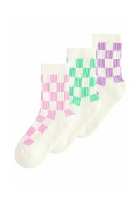 Tre par ankelsockor i vitt, med ett rutigt mönster. Färgerna inkluderar rosa, grön och lila accenter på varje strumpa.