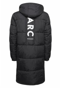 Svart boblejakke med hette, langs design, quiltet tekstur og hvit "ARC" og "SOLID ARCHIVE" merkevare på baksiden.