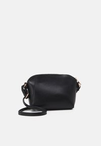 Borsa a tracolla nera in pelle con finitura testurizzata, forma rotonda, chiusura con zip e tracolla regolabile con dettagli in metallo color oro.