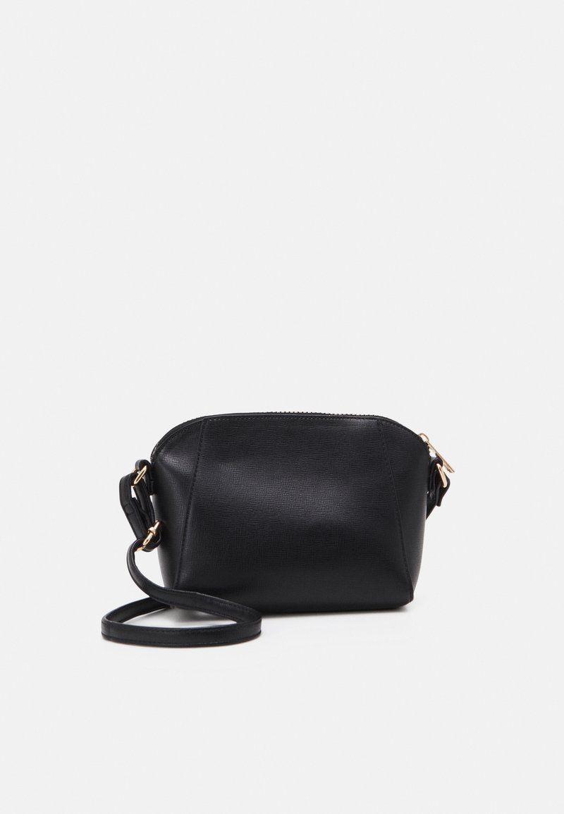 Borsa a tracolla nera in pelle con finitura testurizzata, forma rotonda, chiusura con zip e tracolla regolabile con dettagli in metallo color oro.