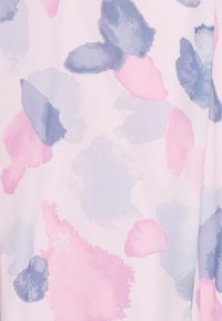 Tecido leve com um padrão pastel de formas irregulares em rosa, azul e cinza, apresentando uma textura de aquarela sobre um fundo claro.