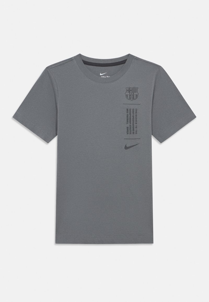 Sivý tričko Nike s krátkymi rukávmi, okrúhlym výstrihom, logom Barcelony a potišteným textom vpredu. Jednoduchý dizajn s hladkou textúrou.