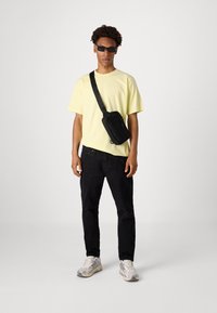 Levi's® VINTAGE - Pamata T-krekls - yellow