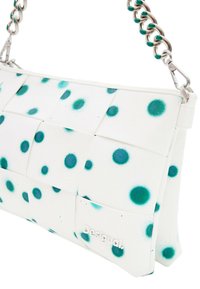Borsa bianca con pois turchesi, realizzata in materiale testurizzato. Presenta un design intrecciato e una tracolla in catena metallica. Logo del marchio visibile.