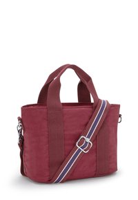 Maroon tote väska gjord av slitstarkt tyg med dubbla handtag och en justerbar, randig axelrem. Har en fyrkantig form och strukturerad yta.