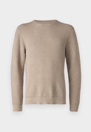 Pull à col rond beige en tricot texturé, avec des manches longues et un ourlet droit. Le tissu semble doux et chaud.