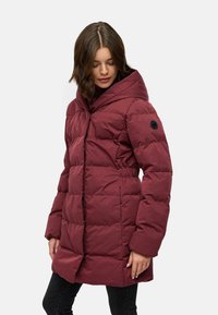 Abrigo acolchado burdeos con capucha, que presenta un diseño acolchado, cintura ajustada y un detalle de botón negro. Textura suave, estilo cálido y casual.