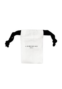 Weißer Baumwollzugbeutel mit schwarzen Akzenten, auf einer Seite mit "LIEBESKIND BERLIN" in Schwarz bedruckt. Glatte Textur.