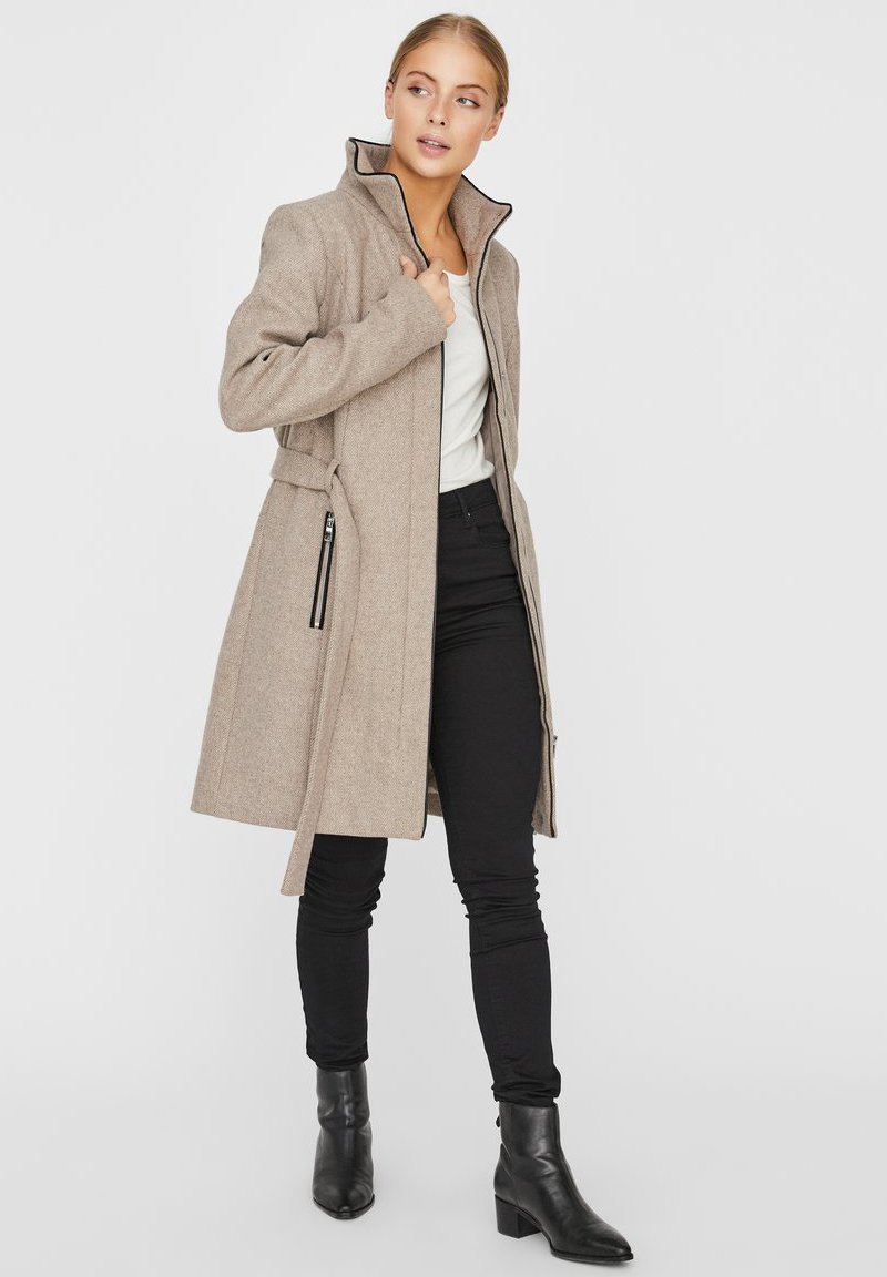 Teddy groene middellange damesjas met knoopsluiting | Circle Of Trust Teddy groene middellange damesjas met knoopsluiting | Circle Of Trust