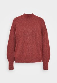 Maglione rosso morbido a maglia con collo alto, maniche lunghe a palloncino e polsini e orlo a coste, esposto su uno sfondo semplice.