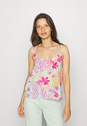 Top de tanque floral com alças finas, apresentando flores rosas e laranjas sobre um fundo azul claro. Tecido leve com um corte solto.