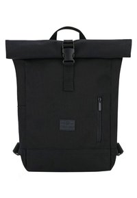 Czarny plecak z rolowanym zamknięciem, wykonany z trwałej tkaniny, z przednią kieszenią na zamek, zapięciem na klamrę oraz górnym uchwytem do noszenia.