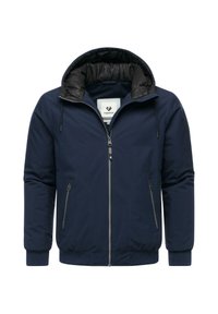 Mørkeblå hettegenserjakke med svart quiltet for, frontglidelås og to sidelommer med glidelås, med ribbede mansjetter og nederkant.