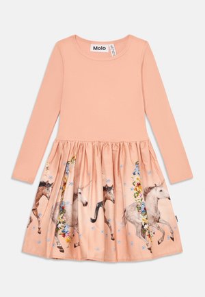Abito lungo a maniche per ragazza di colore pesca con gonna arricciata che presenta una stampa di unicorni in corsa e dettagli floreali lungo l'orlo.