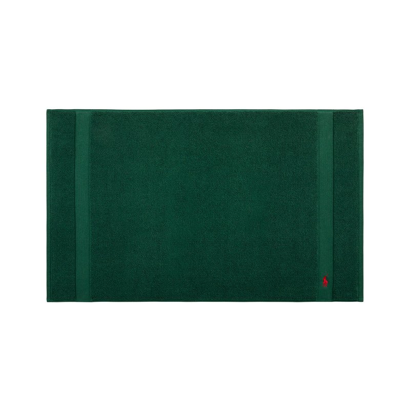 Πράσινο βαμβακερό χαλάκι μπάνιου με υφασμάτινη  επιφάνεια, διακοσμημένο με δύο οριζόντιες ρίγες και ένα μικρό λογότυπο σε μία γωνία.