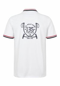 Valkoinen poolopaita, jossa on tummansininen ja punainen raidallinen kaulus. Takana on logo, jossa on teksti "U.S. Polo Assn. 135 vuotta vuodesta 1890".