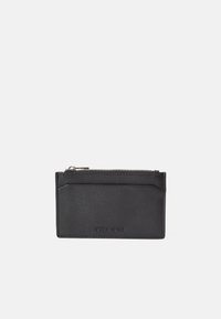 Mustalla nahkaisella korttikotelolla, jossa on vetoketjullinen tasku ja etupuolella korttipaikka, sekä kohokuvioitu brändäys pinnalla ja sileä rakenne.