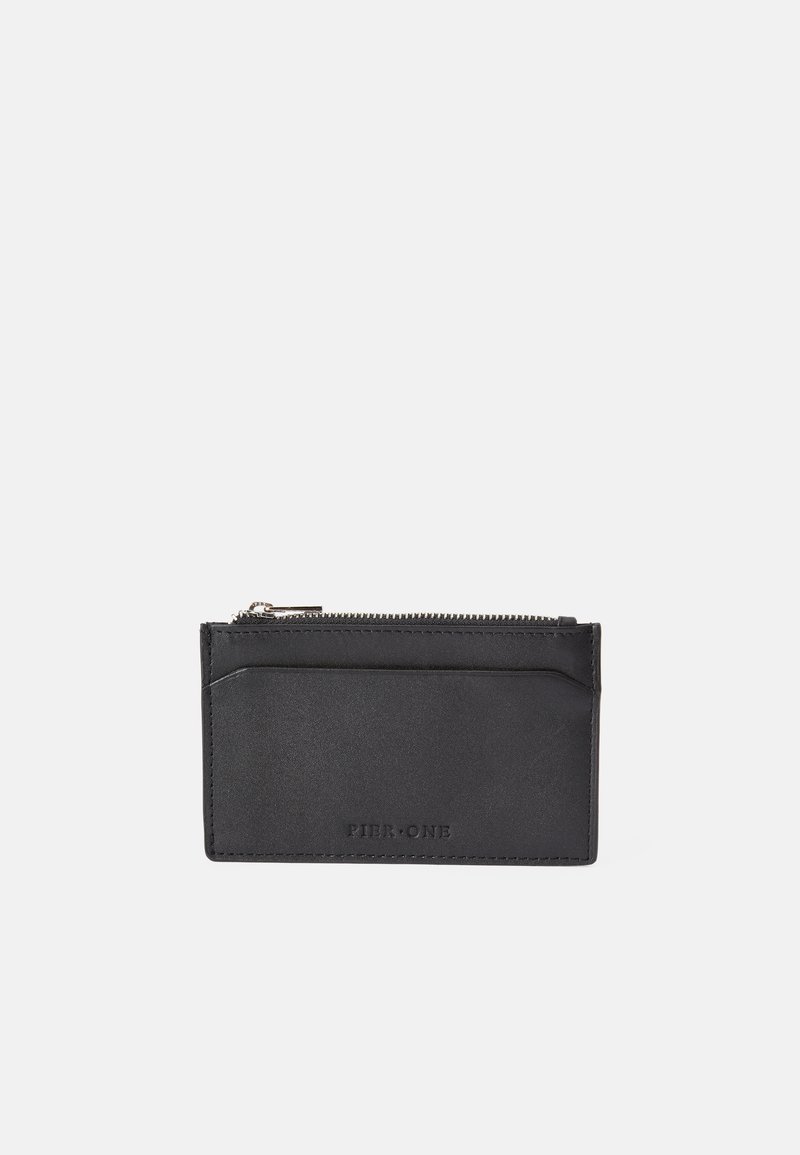 Mustalla nahkaisella korttikotelolla, jossa on vetoketjullinen tasku ja etupuolella korttipaikka, sekä kohokuvioitu brändäys pinnalla ja sileä rakenne.