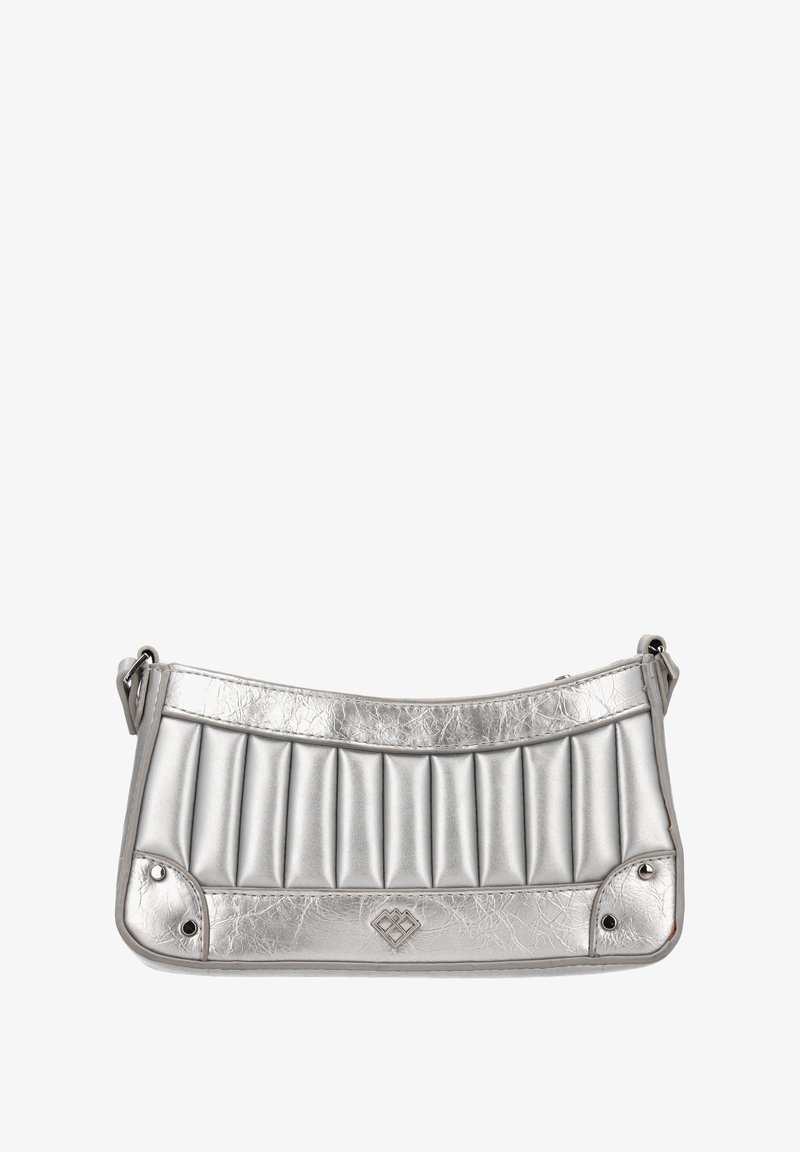 Stříbrná kabelka na rameno s polstrovaným designem, která disponuje zmačkanou texturou, kovovými akcenty a plochým popruhem. Výrazný detail loga na dně.