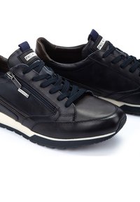 Sneakers in pelle blu navy con finitura testurizzata, suola intermedia bianca e design con lacci, dotate di una cerniera laterale per maggiore comodità.