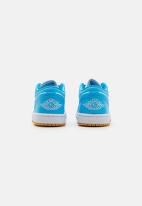 Baskets en cuir bleu avec des accents blancs, arborant une broderie du logo "Air Jordan", un soufflet rembourré et une semelle extérieure en caoutchouc gum.