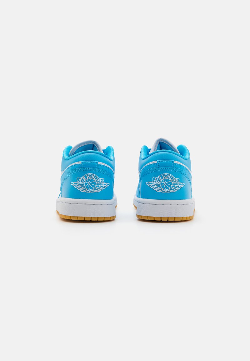 Sneakers blu in pelle con accenti bianchi, con ricamo del logo "Air Jordan", linguetta imbottita e suola in gomma.