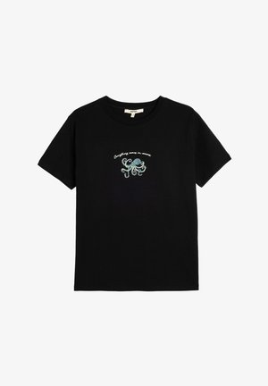 Zwarte katoenen t-shirt met korte mouwen, voorzien van een turquoise octopus borduursel en witte tekst "Alles komt in golven."