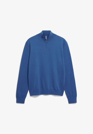 Sudadera azul con cuello alto y media cremallera. Hecha de una tela suave, presenta mangas largas y una cintura ajustada. Sin patrones ni acentos.