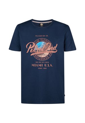 Navyblauwe katoenen T-shirt met een grafische print in koraaltinten, inclusief tekst en bergafbeeldingen. Klassiek ontwerp met ronde hals.