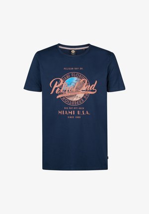 Námorně modré bavlněné tričko s grafickým potiskem v korálových odstínech, které zahrnuje text a horskou krajinu. Klasický design s kulatým výstřihem.