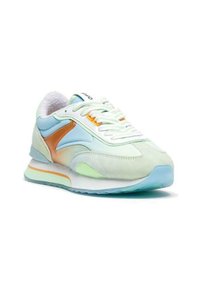 Suède en mesh sneaker in pastel mintgroen met blauwe, oranje en gele accenten. Voorzien van een cushioned sole en gestructureerde patronen.