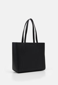 Svart läder tote-väska med två handtag, rektangulär form, platt framficka, minimala sömdetaljer, slät yta, modern design.