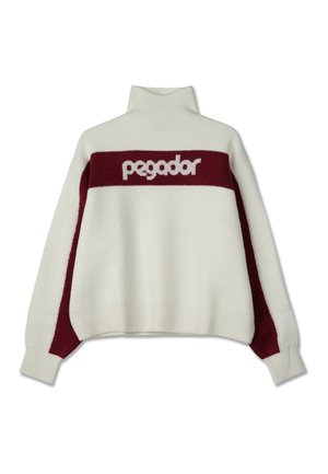 Biały sweter dzianinowy z wysokim kołnierzem, z poziomym paskiem w kolorze bordowym i białym logo 'pegador'. Luźny krój z ściągaczami w mankietach.
