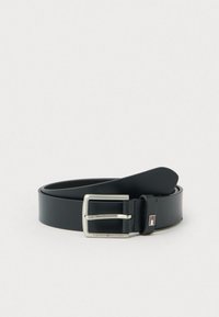 Tumesin nahkrihm hõbedase metallpannaga, millel on logo aktsent. Rihmal on sile tekstuur ja klassikaline disain.