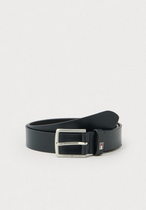 Cintura in pelle blu navy con fibbia in metallo argento, caratterizzata da un accento con logo. La cintura presenta una texture liscia e un design classico.