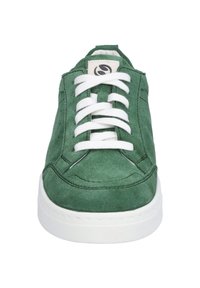 Zielone zamszowe sneakersy z białymi sznurowadłami i textured wykończeniem. Charakteryzują się okrągłym noskiem oraz białą gumową podeszwą. Minimalistyczny design z akcentami.