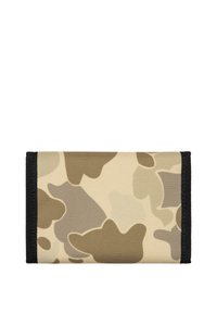 Billetera de camuflaje hecha de tela texturizada; presenta patrones en tonos beige y marrón apagados; recubierta de material negro a lo largo de los bordes.