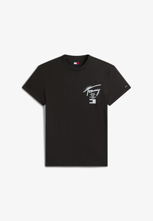 Camiseta negra de manga corta con el texto "Tommy" en blanco y nombres de ciudades impresos en el pecho izquierdo, con una pequeña bandera de Tommy Hilfiger en la manga izquierda.