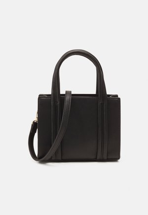 Sort læderhandbag med to toppe håndtag, en aftagelig skulderrem, struktureret form og minimalistiske design detaljer.