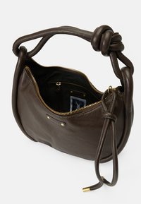 Bolsa de couro castanho com pega knotted, fecho com zíper no topo e metal dourado. O interior apresenta um bolso e um forro suave.