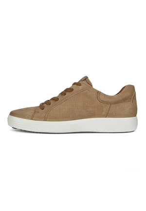 Brauner Wildleder-Schnürschuh mit perforierten Seiten und weißer Gummisohle, von der Außenseite betrachtet.