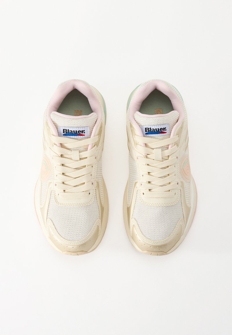 Beige Mesh-Sneaker mit rosa Akzenten und hellgrünen Sohlen. Verfügt über Schnürsenkel, ein Logo auf der Zunge und eine strukturierte Oberfläche.