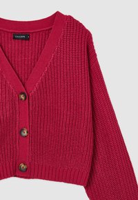 Cardigan rosso lavorato a maglia con scollo a V, tre grandi bottoni rotondi e polsini a costine. Caratterizzato da un motivo testurizzato e un design corto.
