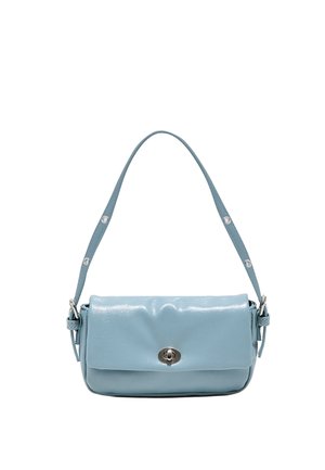 Sac bandoulière en cuir bleu clair avec une sangle réglable et une fermeture tourniquet argentée sur le rabat avant.