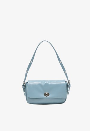 Sac bandoulière en cuir bleu clair avec une sangle réglable et une fermeture tourniquet argentée sur le rabat avant.