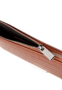 Portafoglio in pelle marrone con texture, dotato di chiusura a zip, con accessori in metallo di colore argento e fodera interna liscia.