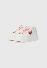 Baskets en cuir blanc avec lacets roses, semelle surélevée et design de cœur brodé. Comprend le logo sur la languette et un motif à l'arrière.