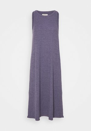 Robe sans manches violette en tissu tricoté texturé, avec un col rond et une silhouette évasée et ample. Pas de motifs ou d'accents visibles.