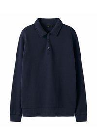 Polo de manga larga azul marino con cuello y tapeta de tres botones, puños y dobladillo acanalados, exhibido sobre un fondo blanco.