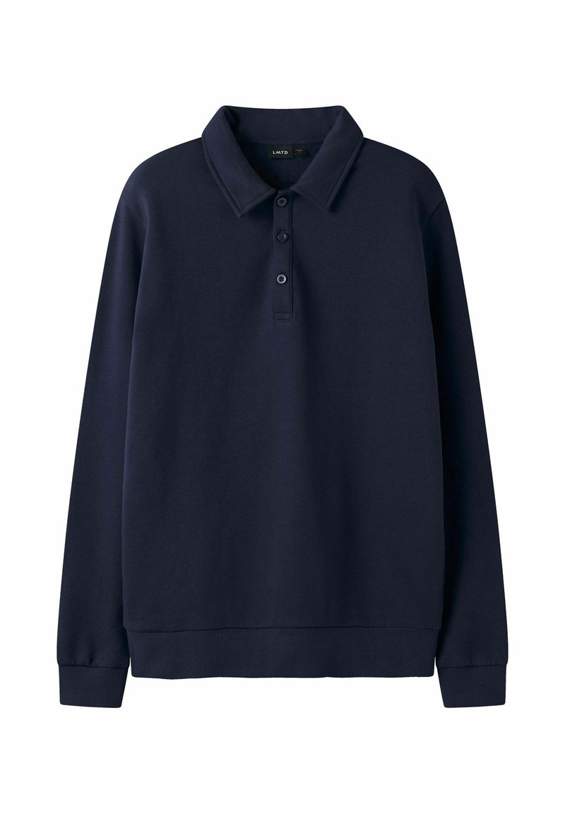 Polo de manga larga azul marino con cuello y tapeta de tres botones, puños y dobladillo acanalados, exhibido sobre un fondo blanco.